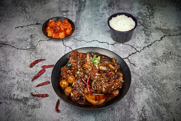 간장 돼지등뼈찜을 촬영한 모습입니다.