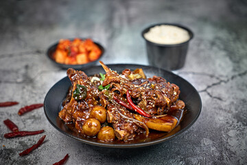 간장 돼지등뼈찜을 촬영한 모습입니다.