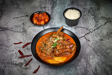 매운 돼지등뼈찜을 촬영한 모습입니다.