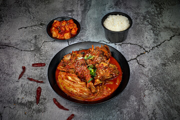 김치 돼지등벼찜을 촬영한 모습입니다.