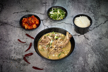 돼지 등뼈 요리 감자탕을 촬영한 모습입니다.