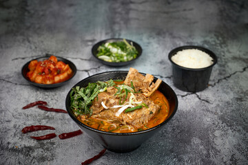 돼지 등뼈 요리 감자탕을 촬영한 모습입니다.