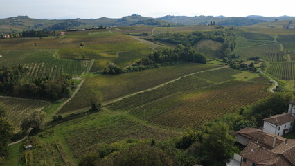 Fontanile, Asti, Piemonte, Italia - Le colline i vignete, panorami e chiesa con cupola. 