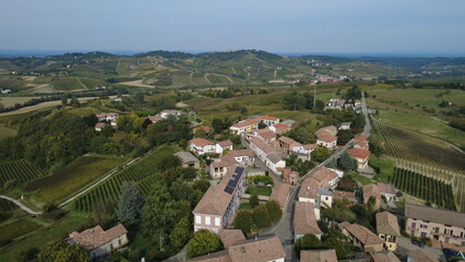 Fontanile, Asti, Piemonte, Italia - Le colline i vignete, panorami e chiesa con cupola. 