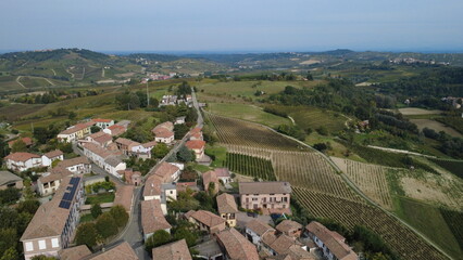 Fontanile, Asti, Piemonte, Italia - Le colline i vignete, panorami e chiesa con cupola. 
