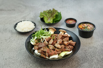 직화 돼지목살구이를 촬영한 모습