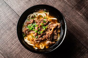 上から撮った肉うどん