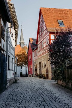 Krottental Forchheim im Herbst &ndash; idyllische Gasse mit Sonne und Laub