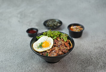 간장 불고기 덮밥을 촬영한 모습입니다.