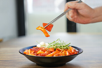 국물 떡볶이를 젓가락으로 한 점 집은 모습을촬영하였습니다.