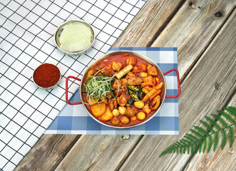 한국의 닭볶음탕, 매운찜닭을 촬영한 모습입니다.