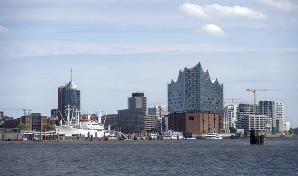 View across the Elbe to modern HafenCity buildings, Elbphilharmonie and Columbushaus, Hamburg, Germany