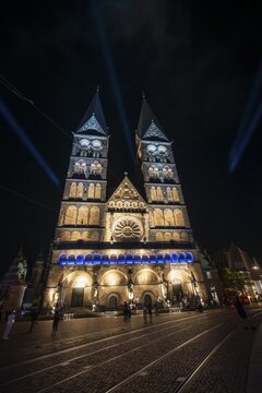 Illuminated fa&ccedil;ade of St. Peter's Cathedral, Bremen Market Square, Old Town, Bremen, Germany
