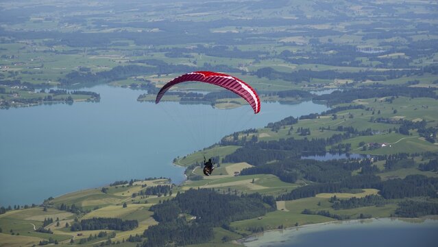 Panorama from the Tegelberg, paragliders, paragliders, behind them the Forggensee, Ostallgaeu, Allgaeu, Swabia, Bavaria, Germany