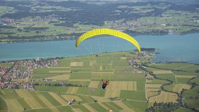 Panorama from the Tegelberg, paragliders, paragliders, behind them the Forggensee, Ostallgaeu, Allgaeu, Swabia, Bavaria, Germany