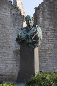 Monument to Christopher Polhem, Swedish scientist, inventor and industrialist, by sculptor Theodor Lundberg, in the background old city wall, former Hanseatic city of Visby, UNESCO World Heritage Site, Gotland Island, Sweden