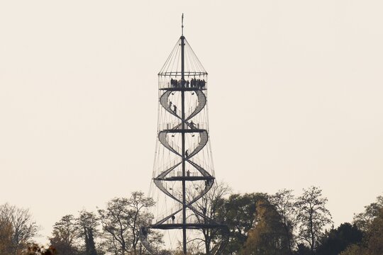 Killesberg Tower, visitors, H&ouml;henpark Killesberg, Stuttgart, Baden-W&uuml;rttemberg, Germany