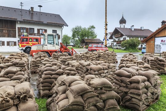 Sandbags, continuous rain, high water, flooding, fire brigade, town, houses, Whitsun floods 2013, climate change, Schlehdorf, Alpine foothills, Bavaria, Germany