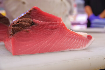 脂がのって美味しそうな本マグロの切り身