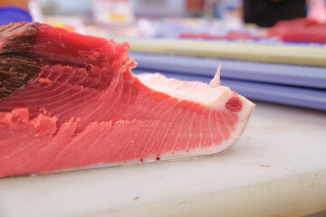 脂がのって美味しそうな本マグロの切り身