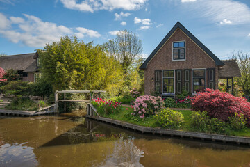 Obraz premium Giethoorn Netherlands, city skyline at canal and traditional house in Giethoorn village