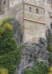 Blick auf die Burg Kriebstein, formatf&uuml;llend im Hochformat (Deutschland, Sachsen)