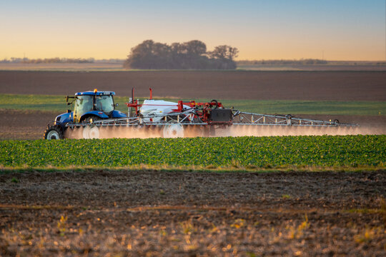 Agriculture intensive conventionnelle - &eacute;pandage de pesticide sur un champ de c&eacute;r&eacute;ales venant d'&ecirc;tre sem&eacute;