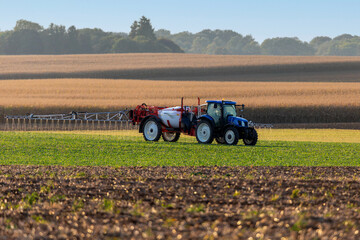 Agriculture intensive conventionnelle - &eacute;pandage de pesticide sur un champ de c&eacute;r&eacute;ales venant d'&ecirc;tre sem&eacute;