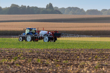 Agriculture intensive conventionnelle - &eacute;pandage de pesticide sur un champ de c&eacute;r&eacute;ales venant d'&ecirc;tre sem&eacute;