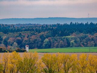 Turmstation an einer Landstrasse