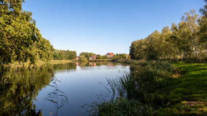 Domy  nad stawem Dolina Baryczy © Grzegorz