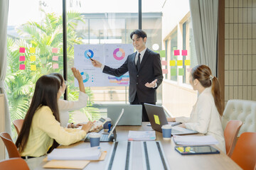 Obraz premium The corporate business team meets with potential home sales projects by showing them model homes and making offers to buyers before they make a decision.