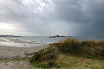 Joli paysage  de mer en Bretagne au passage d'un orage