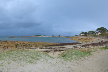 Joli paysage  de mer en Bretagne au passage d'un orage
