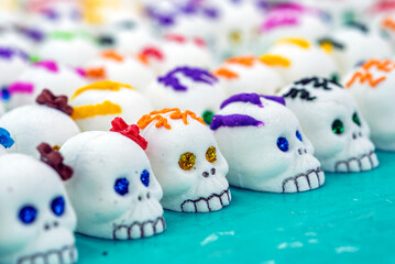 Fototapeta premium calaverita de azúcar, calaveritas de azúcar, dulce tradicional mexicano, dulce típico mexicano, día de muertos, altar de muertos, ofrenda, tradición mexicana, cultura mexicana, artesanía mexicana, art