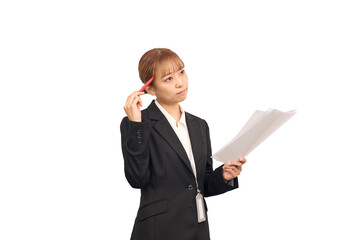 資料を持って悩む女性