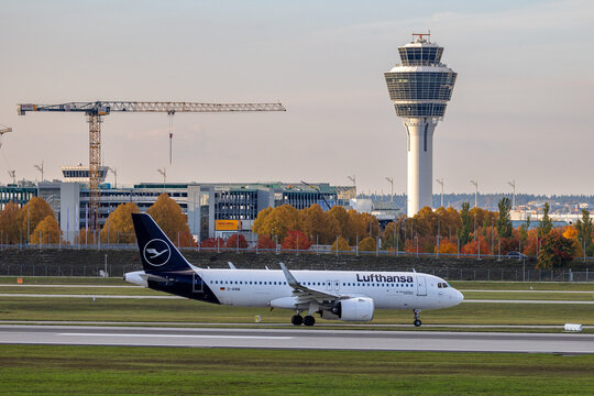Ein Airbus A320 der Lufthansa rollt &uuml;ber das Rollfeld des Flughafens M&uuml;nchen.
