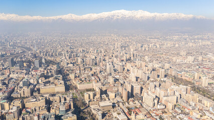 Fototapeta premium Santiago centro, vista aérea con dron, mediodía despejado con smog 1