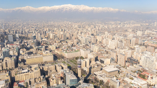 Santiago centro, vista a&eacute;rea con dron, mediod&iacute;a despejado con smog 2