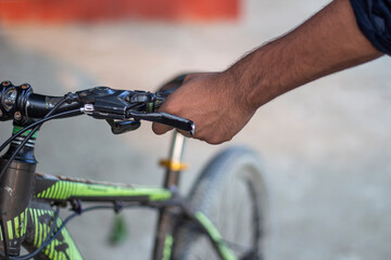 Obraz premium Closeup of a persons hand gripping the handlebar of a bicycle