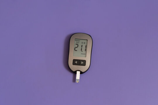 High blood sugar levels are detected on the glucometer screen.