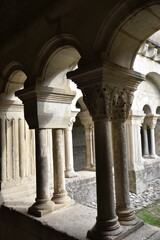 Obraz premium Cloître&nbsp;de&nbsp;la cathédrale Notre-Dame-de-Nazareth à&nbsp;Vaison-la-Romaine. France