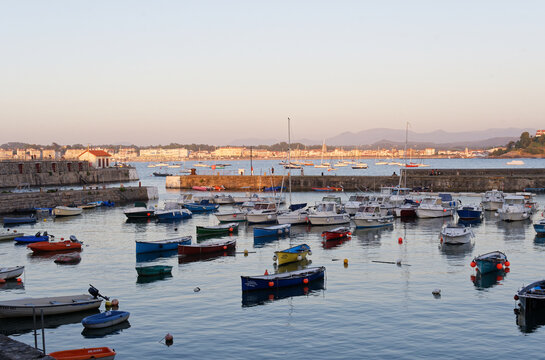 port et plage de saint jean de luz, dans le pays basques