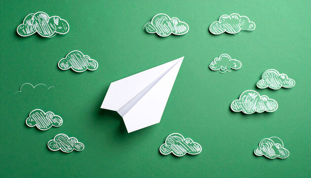 Avi&oacute;n de papel blanco sobre fondo verde con nubes blancas concepto de viaje, imaginaci&oacute;n creatividad. para campa&ntilde;as de comunicaci&oacute;n, viajes educaci&oacute;n nuevas metas. o emprendimiento creativo