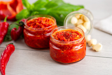 Hot red pepper sauce preparation with natural ingredients
