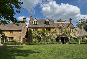 Charming Ivy-Covered Cotswolds House with Garden