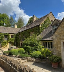 Charming Ivy-Covered Cotswolds House with Garden
