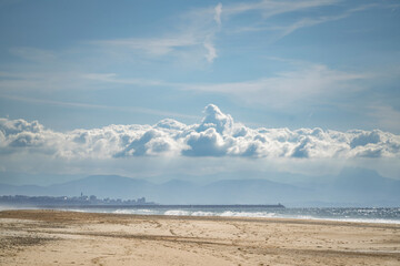 Wolken am Meer mit Strand 