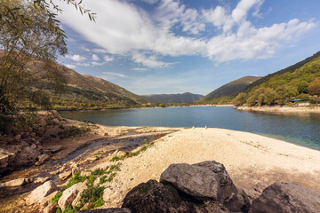 Lago di Scanno in Abruzzo. L'autunno e i suoi colori.