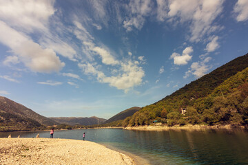 Lago di Scanno in Abruzzo. L'autunno e i suoi colori.
